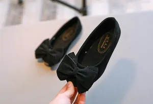 Detailaufnahme der schwarzen Mädchen-Prinzessinenschuhe aus Samt mit großer Schleife