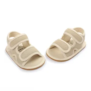 Detailansicht der atmungsaktiven Mesh-Babysandalen mit rutschfester, weicher Gummisohle