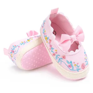 Detail van roze baby prinsessenschoenen met bloemenborduurwerk en een zachte zool