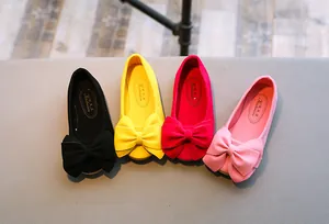 Sammlung bunter Mädchen-Prinzessin-Schuhe mit großen dekorativen Schleifen aus Wildleder