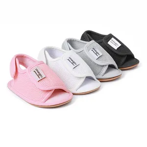 Detailansicht von atmungsaktiven Mesh-Babysandalen in Rosa, Weiß, Grau und Schwarz