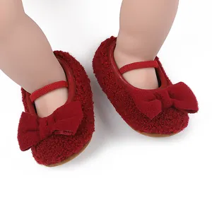 Detalle de la suave textura de felpa roja y el lazo de los zapatos de bebé para caminar