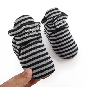Détail de bottines d'hiver rayées pour bébé avec doublure polaire et semelle souple