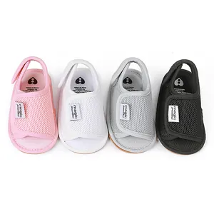 Vier Paar atmungsaktive Mesh-Babysandalen in den Farben Rosa, Weiß, Grau und Schwarz.