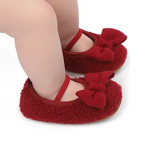 Zapatos de bebé de felpa roja con lazo y suelas blandas para los bebés recién nacidos