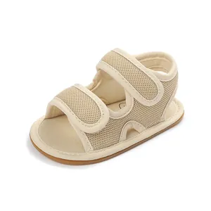 Detailansicht der beigen, atmungsaktiven Baby-Sandalen mit rutschfester Gummisohle.