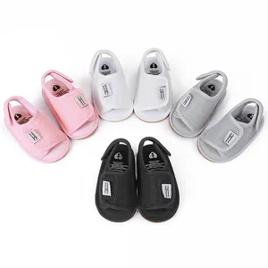 Detailansicht atmungsaktiver Baby-Sandalen in Pink Weiß Grau und Schwarz für Kleinkinder