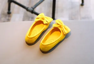 Detailansicht gelber Wildleder-Prinzessinnenschuhe für Mädchen mit eleganter Schleife.