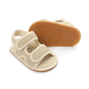 Detailansicht beige Baby-Mesh-Sandalen mit rutschfester Gummisohle und Sternmuster