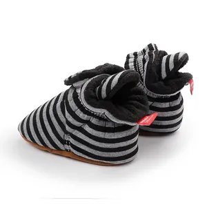 Vue latérale de bottines d'hiver rayées pour bébé avec doublure en polaire douce