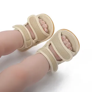 Nahaufnahme von beigen Baby-Sandalen aus Mesh mit rutschfester Gummisohle und Klett.