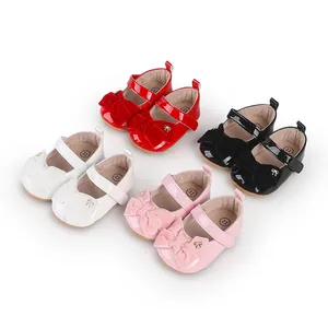 Vista detallada de zapatos de princesa para bebé en cuatro colores con lazos elegantes