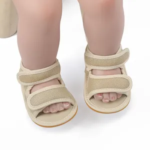 Detail der atmungsaktiven Mesh-Babylauflernsandale mit rutschfester Gummisohle