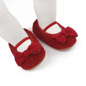Primer plano detallado de zapatos de felpa rojos con lazo para bebés recién nacidos