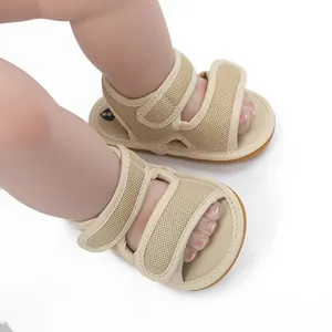 Detailaufnahme von beigen Baby-Sandalen aus Mesh mit Klettverschluss und Gummisohle.