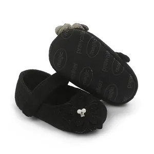 Scarpa da passeggio per neonata nera con fiore e suola morbida antiscivolo.