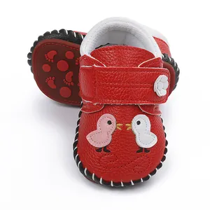 Zapatos de bebé rojos hechos a mano con bordado de pato y suela de goma antideslizante.