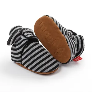 Bottines d'hiver rayées pour bébé avec doublure polaire et semelles antidérapantes.