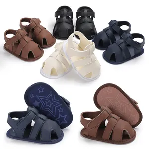 Détail de sandales bébé multicolores avec bout fermé et semelle à motif d'étoiles
