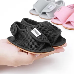 Detailansicht der atmungsaktiven Baby-Lauflern-Sandalen aus Mesh mit Klettverschluss