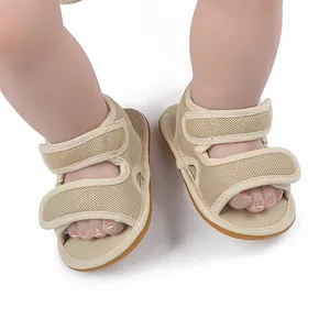 Detailansicht von atmungsaktiven Babysandalen mit sicherem Doppel-Klettverschluss