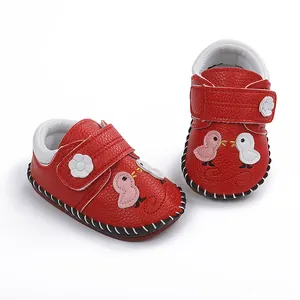 Vista detallada de zapatos rojos de bebé para caminar con pollitos bordados y flores