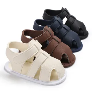 Vue détaillée de sandales fermées pour bébés garçons en plusieurs couleurs et simili cuir