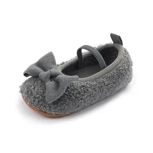Μαλακά γκρίζα βρεφικά παπούτσια fleece με φιόγκο και ελαστικό ιμάντα για το χειμώνα