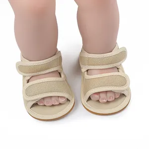 Detailansicht der atmungsaktiven beigen Baby-Lauflernsandale mit rutschfester Gummisohle