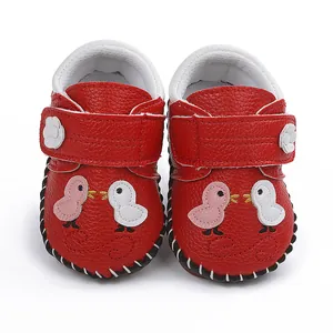Zapatos rojos de primeros pasos para bebé con diseño de pájaro y suela de goma