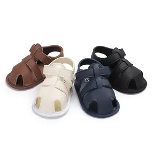 Lot de sandales pour bébé en cuir PU souple en marron, beige, bleu marine et noir.