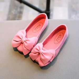 Süße rosa Wildleder-Prinzessin-Schuhe für Mädchen mit einer dekorativen großen Schleife