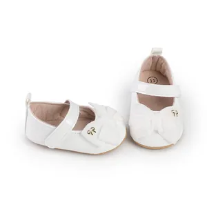 Elegantes zapatos blancos tipo Mary Jane para bebé niña con lazo y detalle dorado