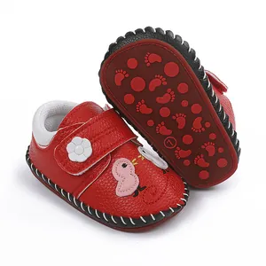 Primer plano detallado de zapatos de bebé rojos con suela de goma antideslizante