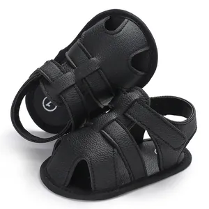 Gros plan détaillé de sandales pour bébé en cuir PU noir avec un design à bout fermé protecteur