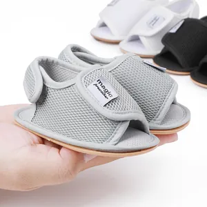 Detailansicht der atmungsaktiven Mesh-Lauflernsandale für Babys in Grau mit Klettverschluss