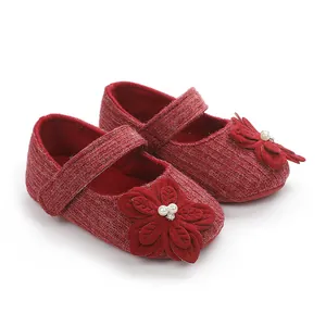 Scarpine da neonata rosse con suola morbida, fiori di stoffa decorativi e perle