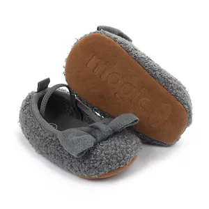 Λεπτομέρεια γκρι βρεφικά παπούτσια fleece με φιόγκο και μαλακή αντιολισθητική καφέ σόλα