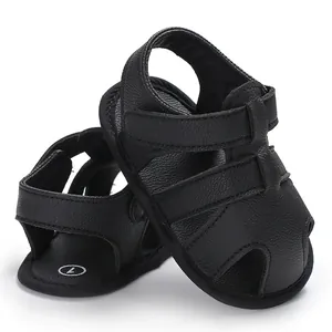 Vue détaillée des sandales pour bébé en cuir PU noir avec semelles souples et velcro