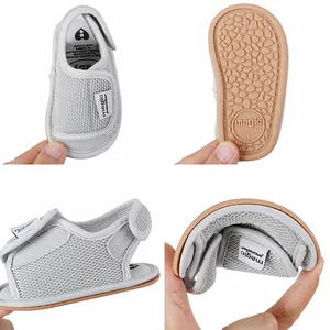 Detail von grauen atmungsaktiven Baby-Lauflernsandalen mit flexibler rutschfester Gummisohle