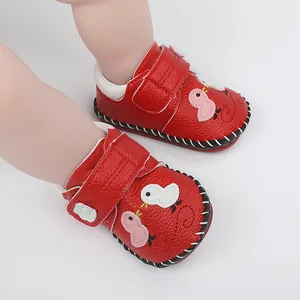 Zapatos de bebé rojos con diseño de pollito y suelas cosidas a mano artesanas