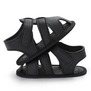 Détail de sandales noires pour bébé en similicuir PU avec semelle souple garçon