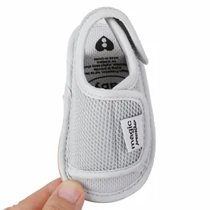 Detailansicht der atmungsaktiven grauen Mesh-Babysandale mit Klettverschluss