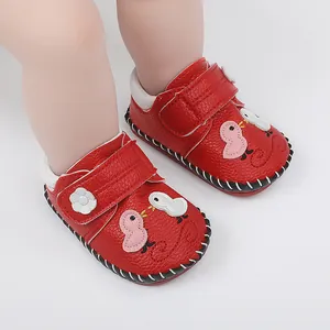 Zapatos de bebé rojos para caminar con suela antideslizante y lindos apliques de pollito