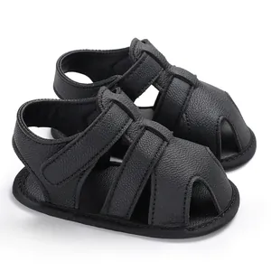Gros plan de sandales pour bébés en cuir PU noir avec semelle souple et bout fermé pour nourrissons