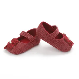 Vista dettagliata delle scarpe da passeggio in maglia rossa per neonata con fiori