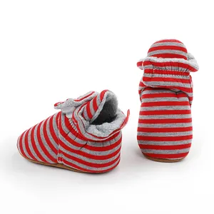 Détails des bottines d'hiver rayées rouge et gris pour bébé avec une doublure en polaire