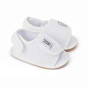 Detailansicht der atmungsaktiven weißen Baby-Lauflern-Sandalen mit Klettverschluss