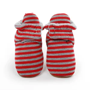 Vue arrière de bottines d'hiver pour bébé à rayures rouges et grises avec doublure polaire