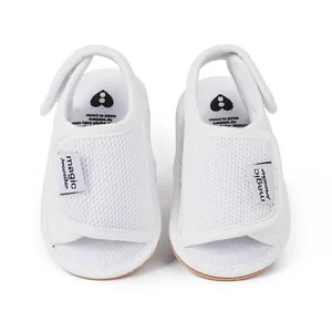 Detailansicht weißer, atmungsaktiver Mesh-Lauflern-Sandalen für Babys, Jungen und Mädchen
